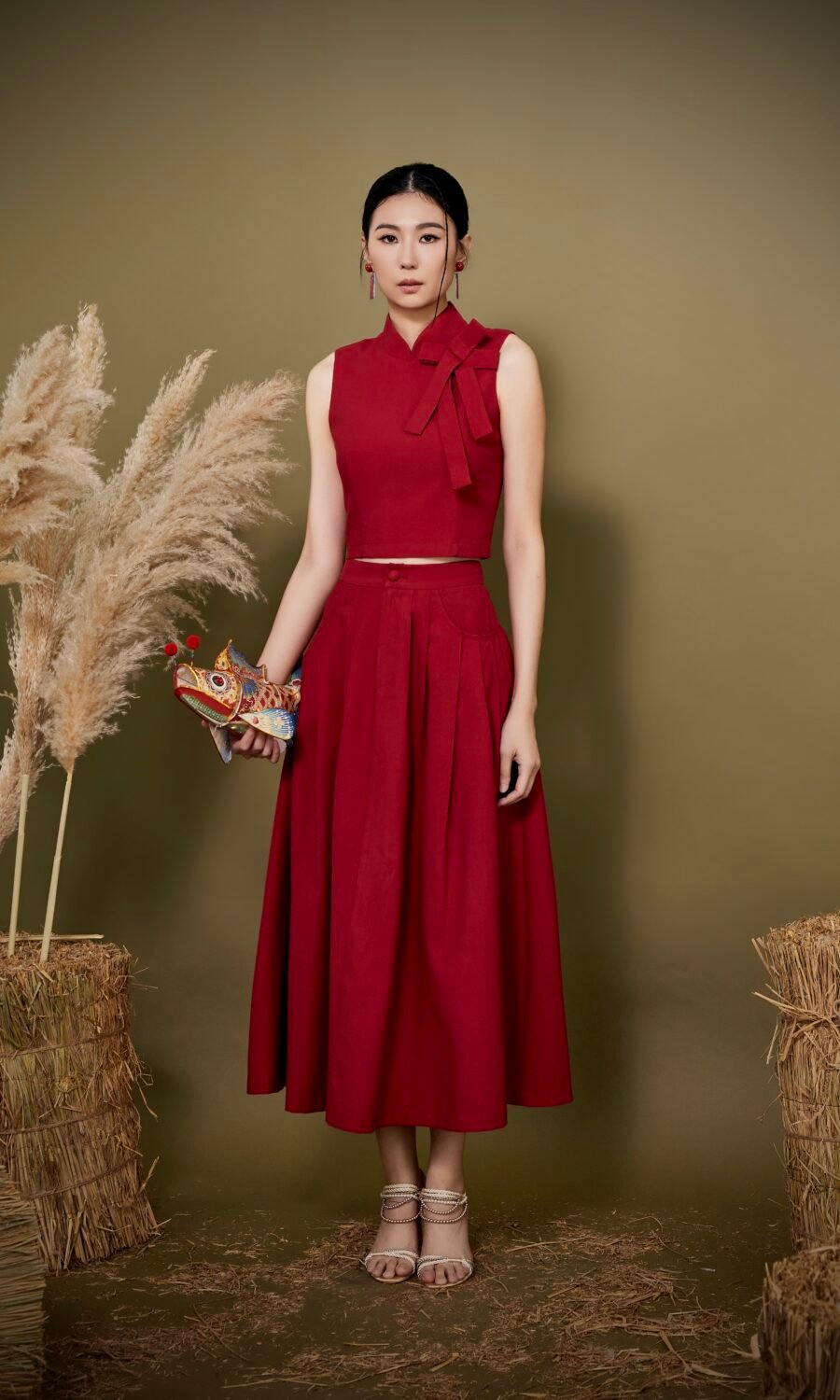SLEEVELESS KNOT DETAIL TOP